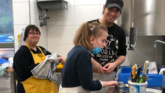 In der Küche helfen mit: Yasemin, Arbeitserzieher Stefan und Jasmin.