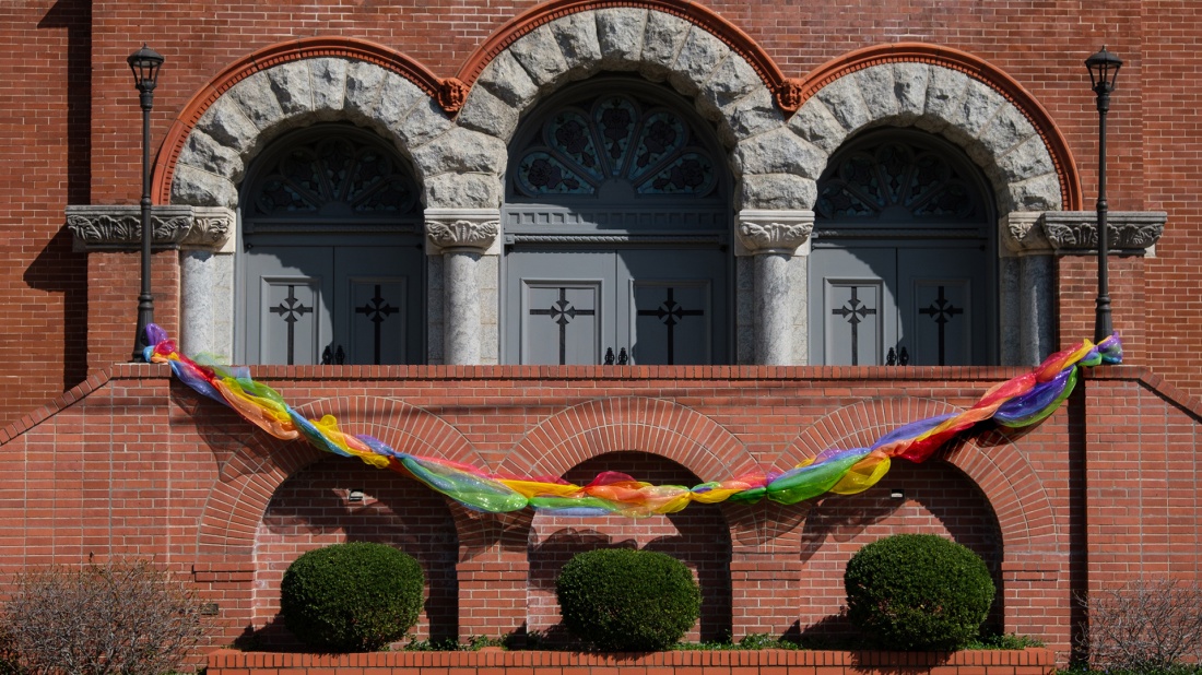  First United Methodist Church in Little Rock in Arkansas mit Regenbogenflagge