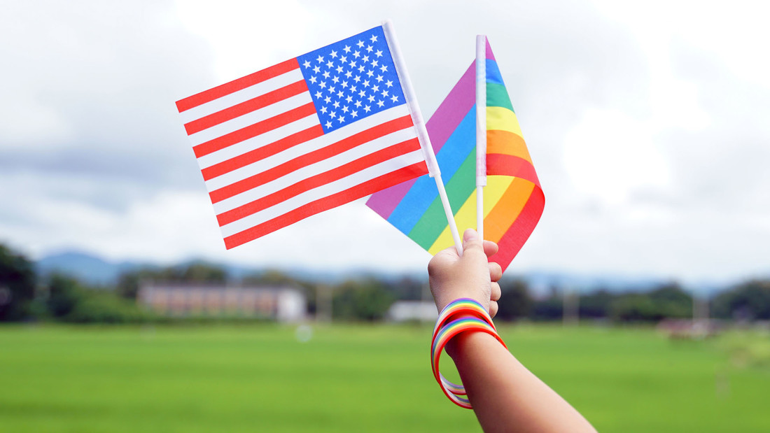 Regenbogen- und USA-Flagge