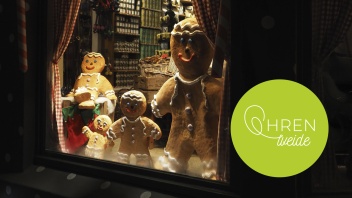 Schaufenster eines Süßigkeitenladens mit Lebkuchenmännern