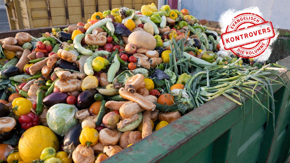 Container mit weggeworfenem Obst, Gemüse und Brot