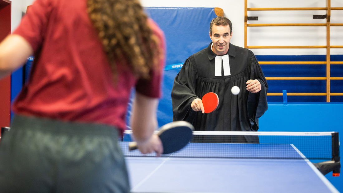 Pastor Christian Bode aus Osnabrueck spielt mit seiner Tochter Henrike Tischtennis