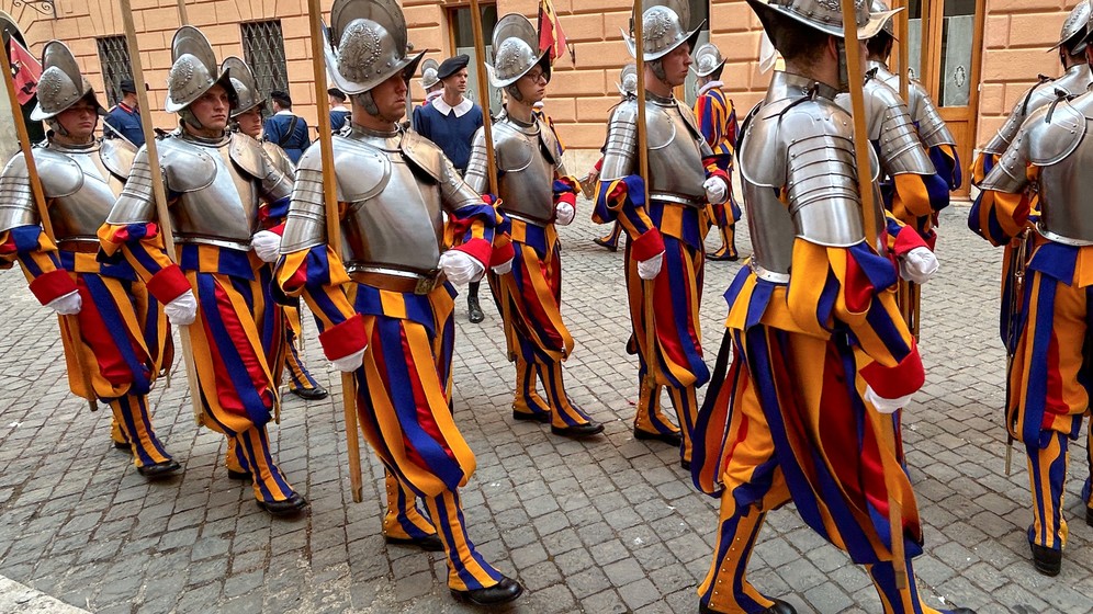 Künftige Gardisten üben das Marschieren in der Kaserne der Schweizer Garde im Vatikan