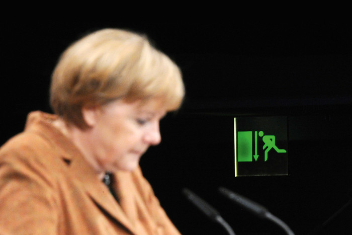 Angela Merkel (CDU) spricht am 13.10.2012 während des Landesparteitages der CDU Niedersachsen in Celle. Im Hintergrund ist ein Schild zum Notausgang zu sehen
