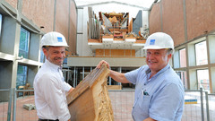 Lars Eisenhut (li.) und Ulrich Huster praesentieren einen der zerstörten Dachbalken
