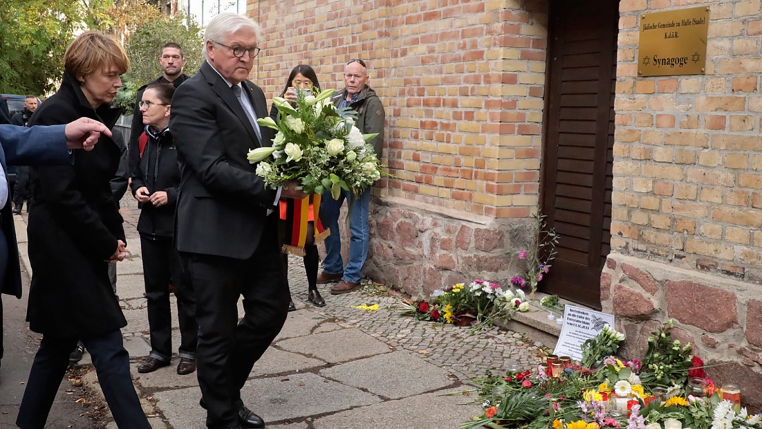 Bundespraesident Frank-Walter Steinmeier und seine Frau Elke Büdenbender legten Blumen vor der Synagoge in Halle nieder. 