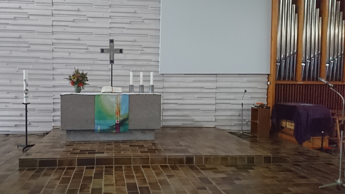 Innenbild der Lutherkirche Montabaur mit Altar und Orgel