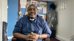Reverend Ernest Kadiva in seinem Büro in Daressalam