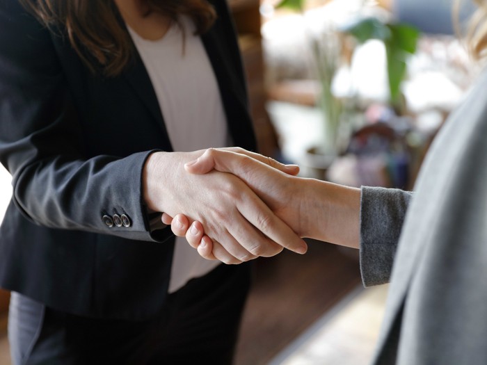 Zwei Geschäftsfrauen geben sich die Hand