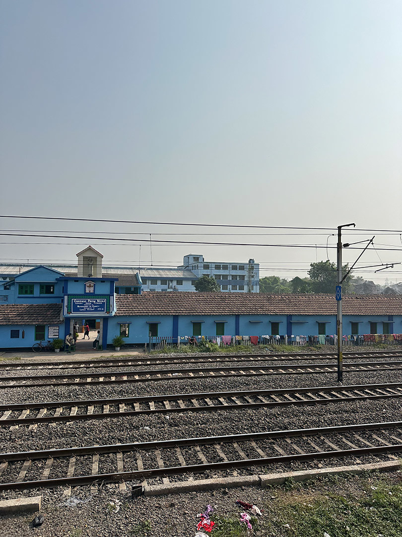 Bahngleise und Häuser in Indien