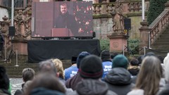 Markus Söder (CSU), Bayerns Ministerpräsident, richtet während des Gottesdienstes Worte an die betroffenen Familien des tödlichen Messerangriffs