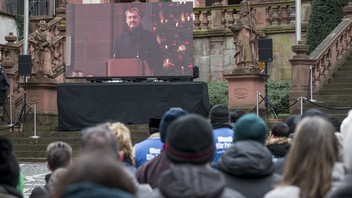 Markus Söder (CSU), Bayerns Ministerpräsident, richtet während des Gottesdienstes Worte an die betroffenen Familien des tödlichen Messerangriffs