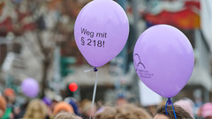 Demonstration mit Luftballons für die Abschaffung des Paragraphen 218 in Berlin.