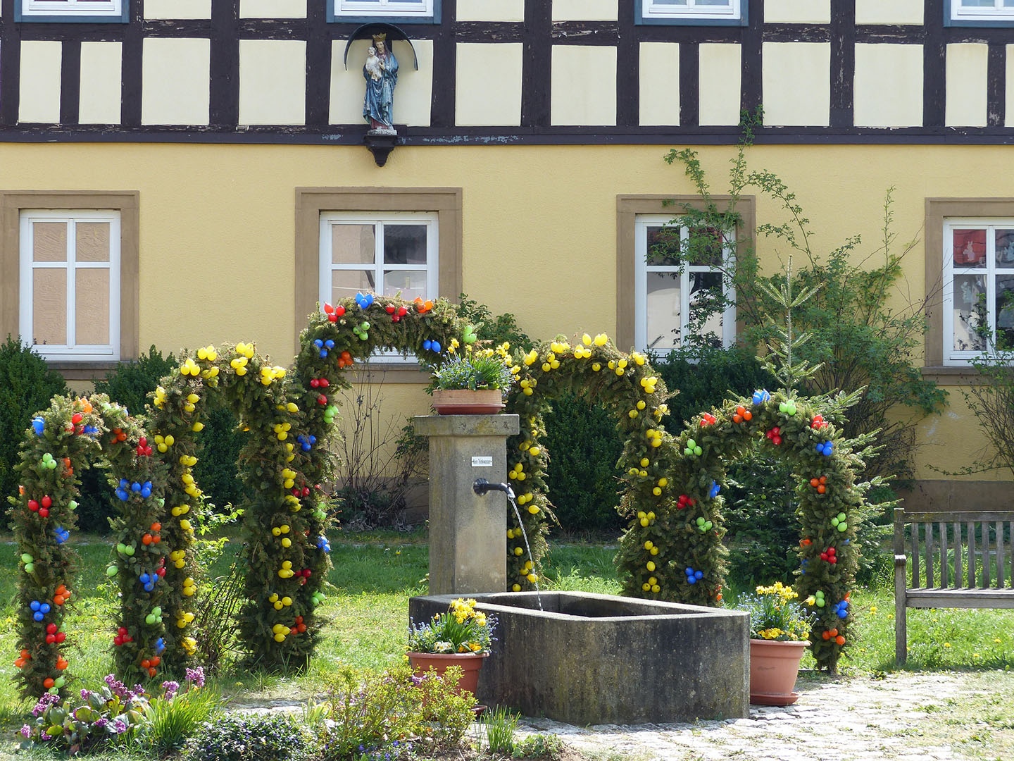 Brunnen geschmückt mit Ostereiern