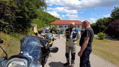 Motorradgruppe vor dem Seminarhaus 