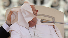 Papst versteckt unter Sultane