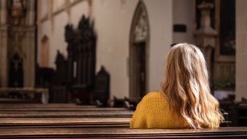 Eine junge Frau in einer Kirche