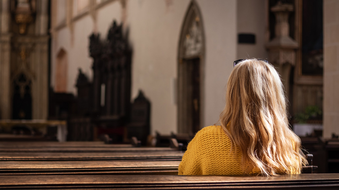 Eine junge Frau in einer Kirche