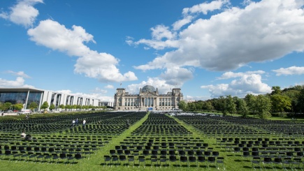 Leere Stühle vor dem Reichstag