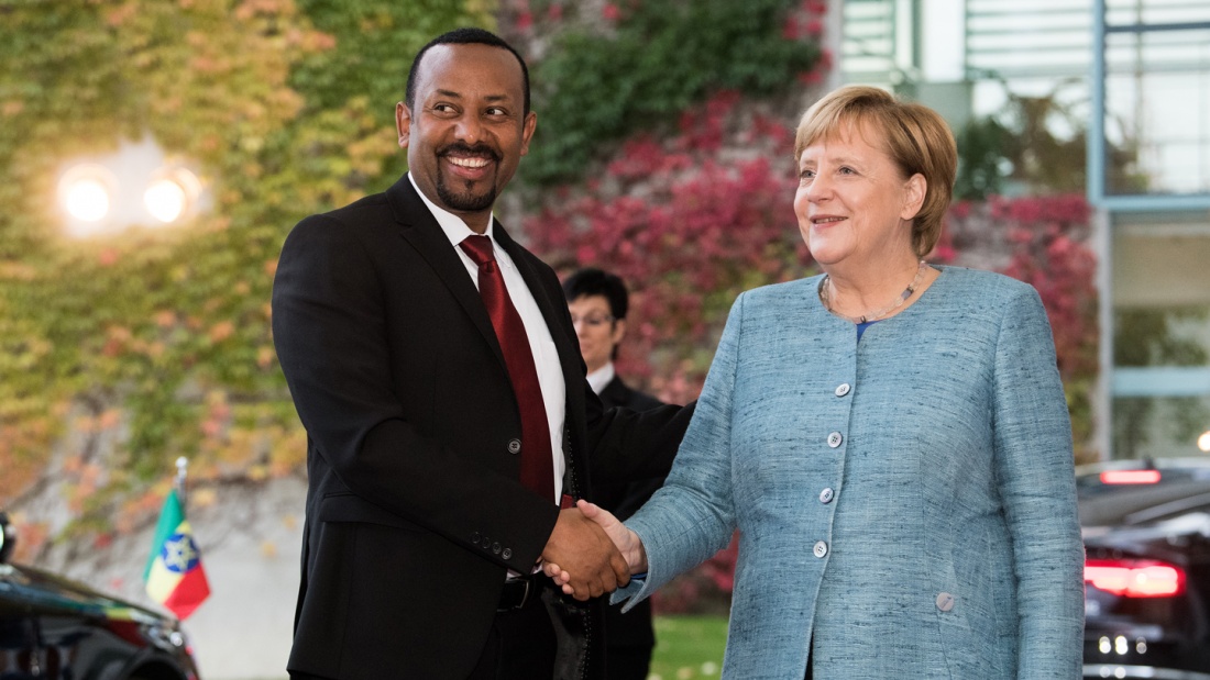 Bundeskanzlerin Angela Merkel begrüßt den äthiopischen Ministerpräsidenten Abiy Ahmed zum Afrikagipfel im Bundeskanzleramt