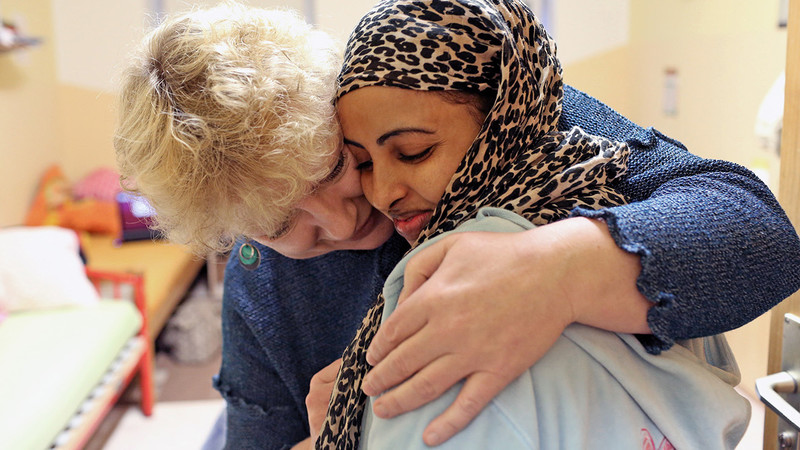 Christina Czapla umarmt ein Maedchen aus Somalia. 