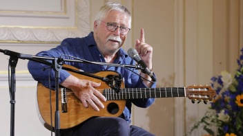 Der Liedermacher Wolf Biermann mit Gitarre