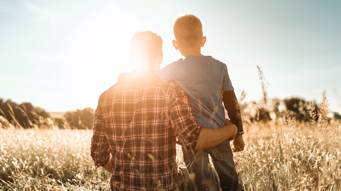 Vater und Sohn im Sonnenlicht