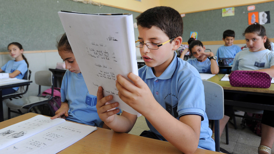 Schüler lernen aramäische Sprache