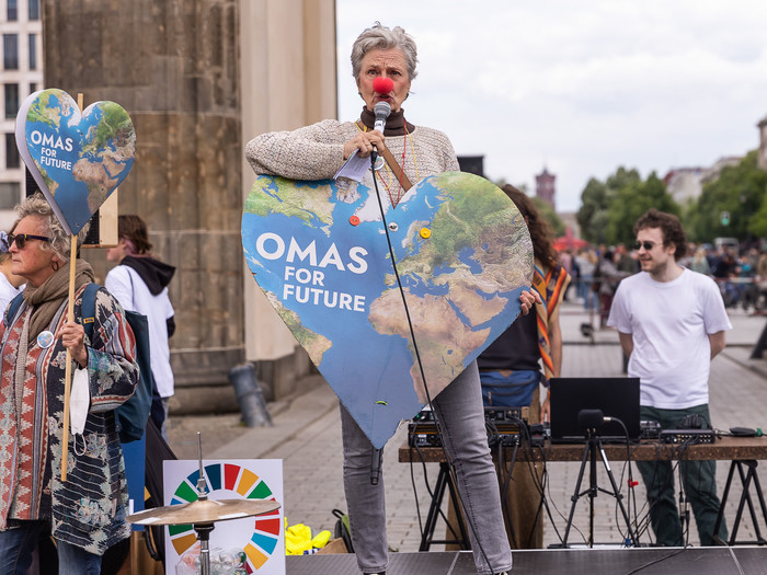 Demonstration der 'Omas for Future', Laughparade, Vatertag, Comedy for Future am 26. Mai 2022 vor dem Brandenburger Tor