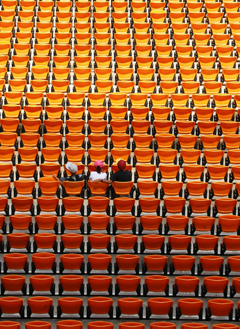 drei Fans im leeren Stadion