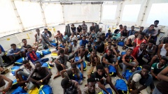 Migranten an Bord des Rettungsschiffes "Aquarius". Unter den 141 Flüchtlingen an Bord sind relativ viele Minderjährige, davon etwa 40 unter 15 Jahren. 