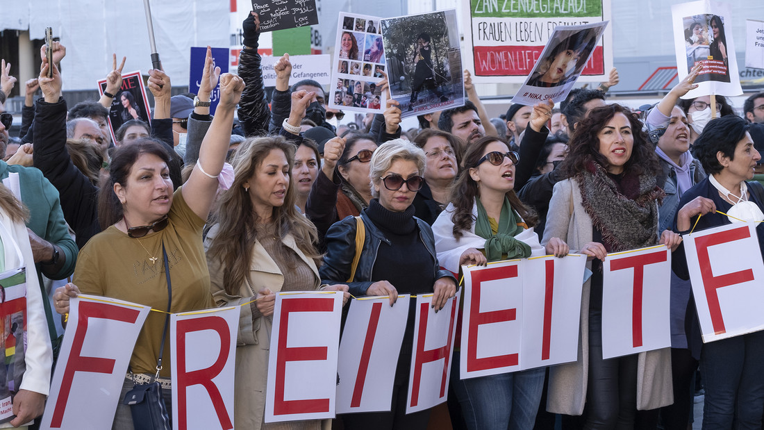 Demonstration von Iranern und Iranerinnen vor dem Kölner Dom