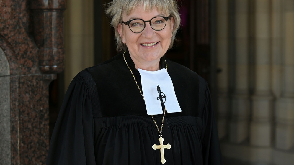 Kirchenpräsidentin Dorothee Wüst nach ihrer Einführung in der Gedächtniskirche Speyer