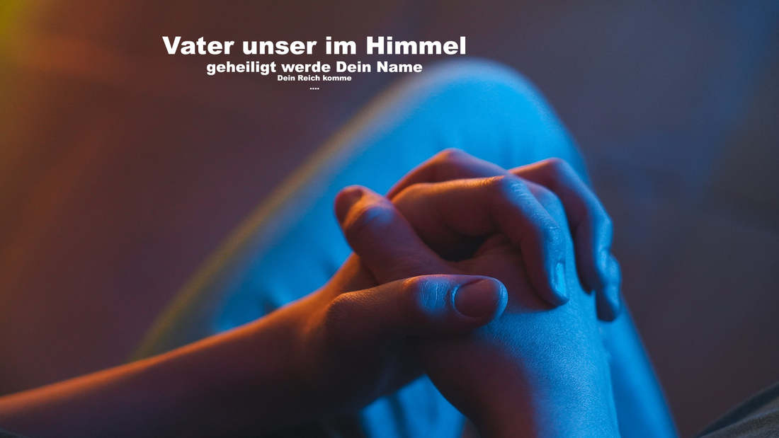 Eine zum beten verschränkte Hand