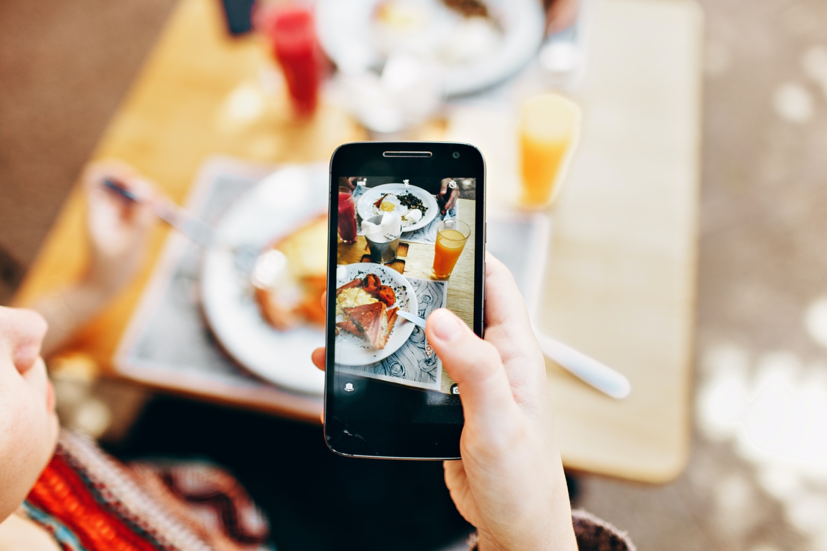 Handyfoto vom gedeckten Tisch