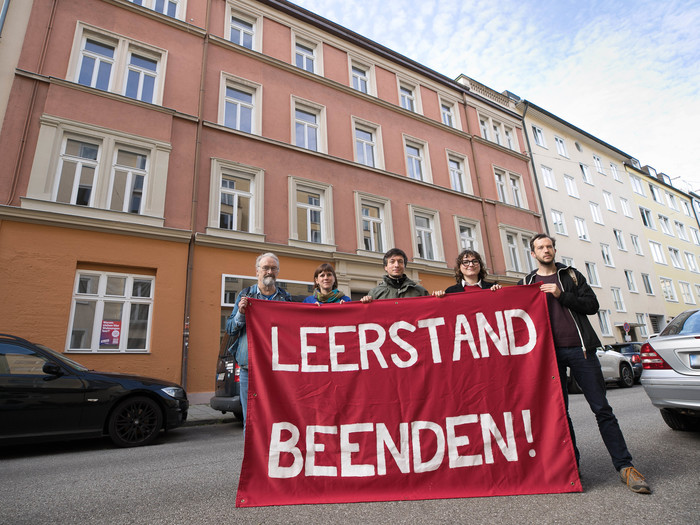 Vor der Steinheilstraße 1 von links nach rechts: Stephan Holzmann, Agnes Fuchsloch, Christian Schwarzenberger, Franziska Lichtenberg und Theo Glauch