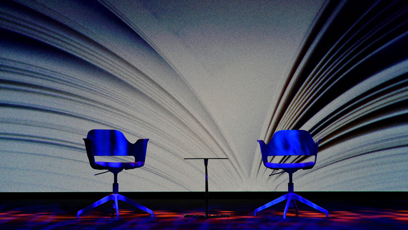 Leere Stühle und ein Tisch auf einer Bühne während der Buchmesse. Symbolfoto 