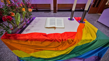 Mit Regenbogen-Farben dekorierter Altar