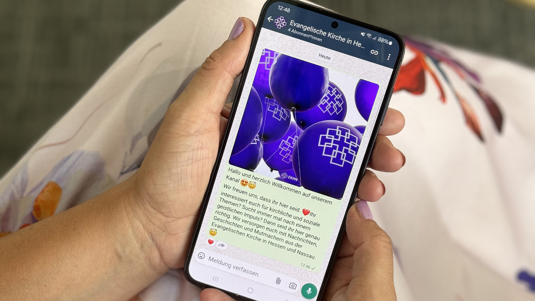 Smartphone mit EKHN auf WhatsApp
