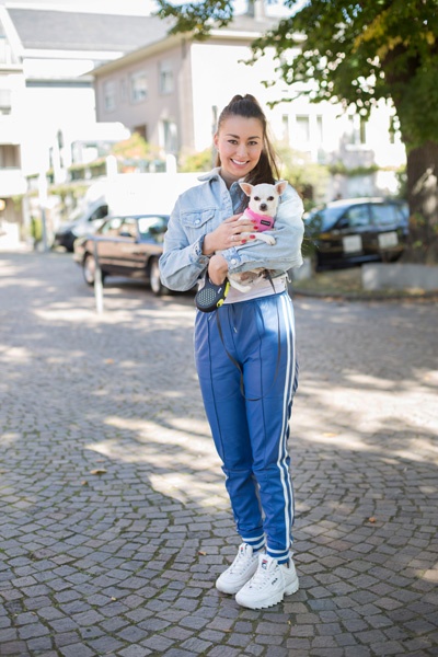 Heike Schachtschabel hält ihre Hunde-Freundin "Bambi" auf dem Arm