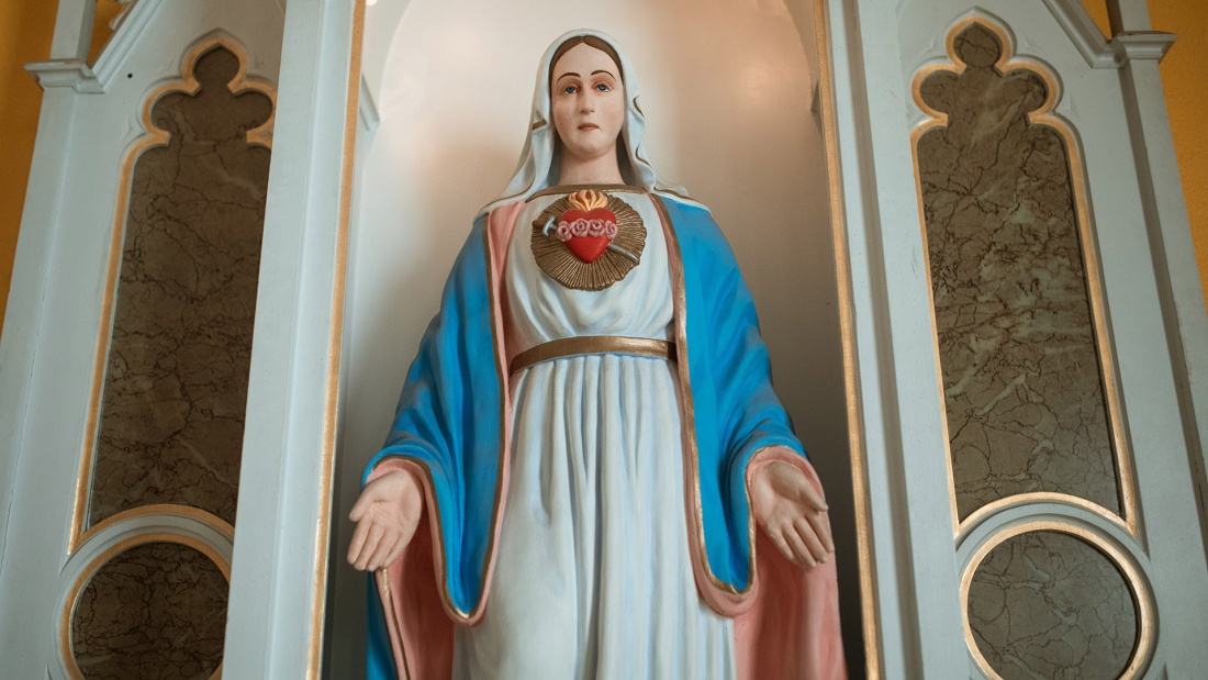 Marien Statue in einer katholischen Kirche