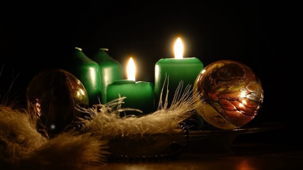 2 brennende Kerzen im Adventsgesteck