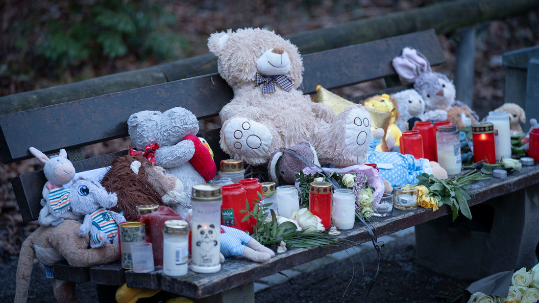 Zum Gedenken der Opfer des tödlichen Messerangriffs in Aschaffenburg wurden Plüschtiere, Blumen und Kerzen am Tatort im Park Schöntal abgelegt.