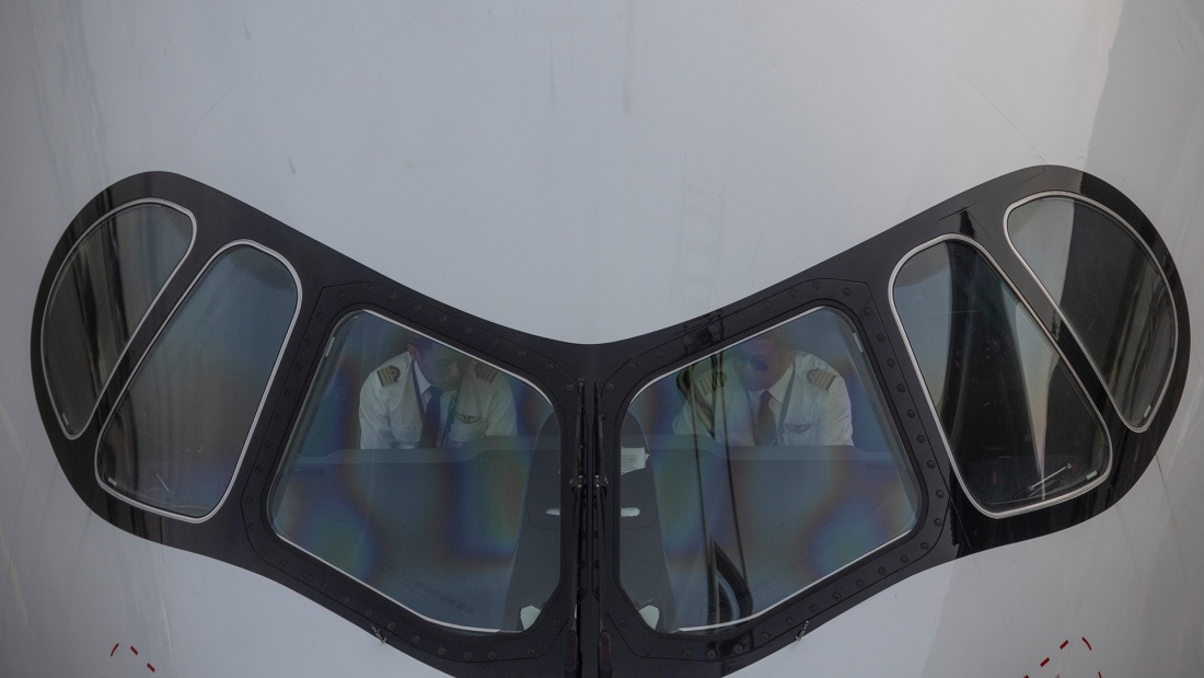 Piloten im Cockpit eines Flugzeugs