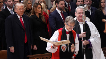 Präsident Donald Trump sieht zu wie Pfarrerin Mariann Budde zum nationalen Gebetsgottesdienst in der Washington National Cathedral in Washington kommt.