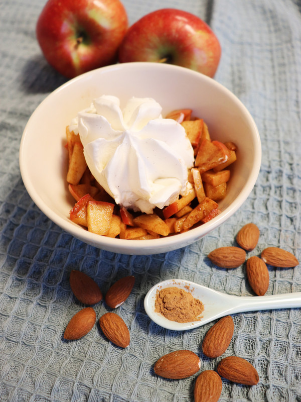 Ein paar weihnachtliche Mandeln ergänzen das einfacher aber leckere Dessert, mit veganem Eis, hier auf dem Bild.