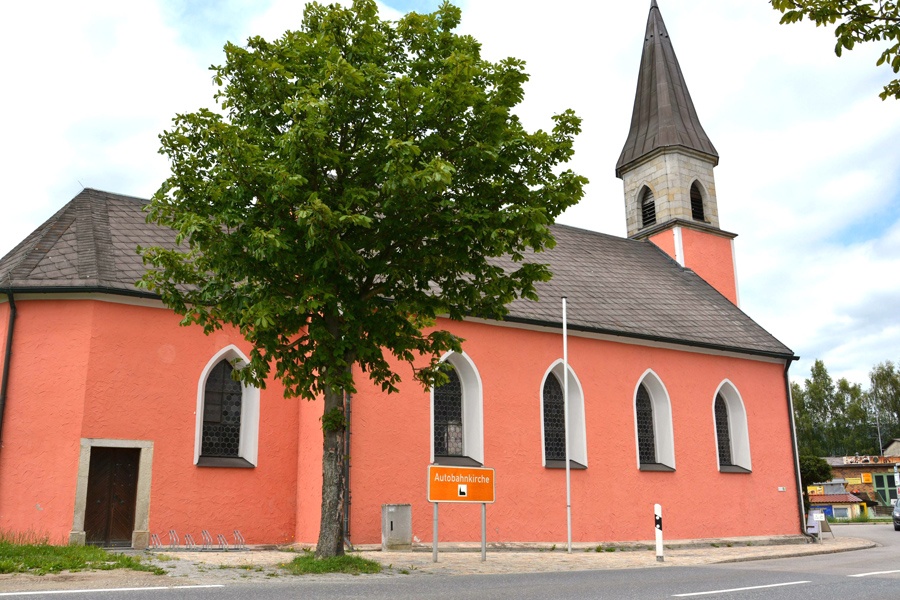 Außenansicht der ökumenischen Autobahnkirche Waidhaus in der Oberpfalz.