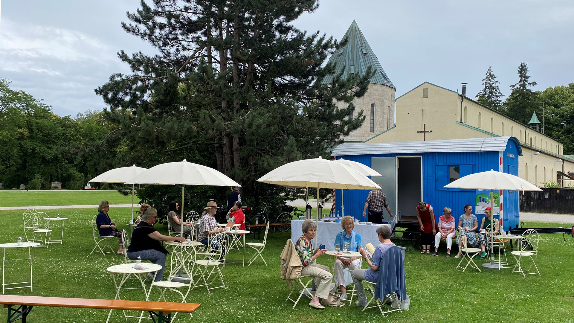 Pop-up-Café "Himmelblau" mit blauem Bauwagen