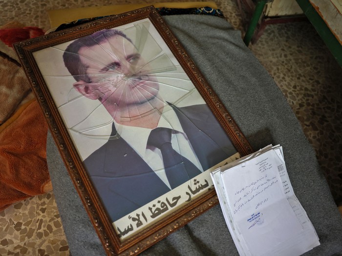 Ein zerstörtes Porträt des syrischen Präsidenten Baschar al-Assad.