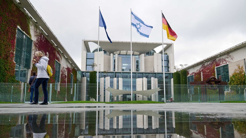 Solidaritätsbekundung: Vor dem Kanzleramt in Berlin ist die israelische Flagge gehisst 